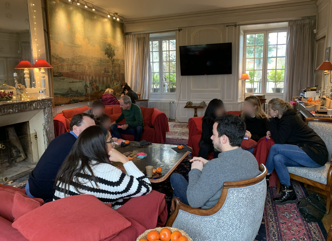 Discussion en sous-groupe dans un salon lors d'un team building