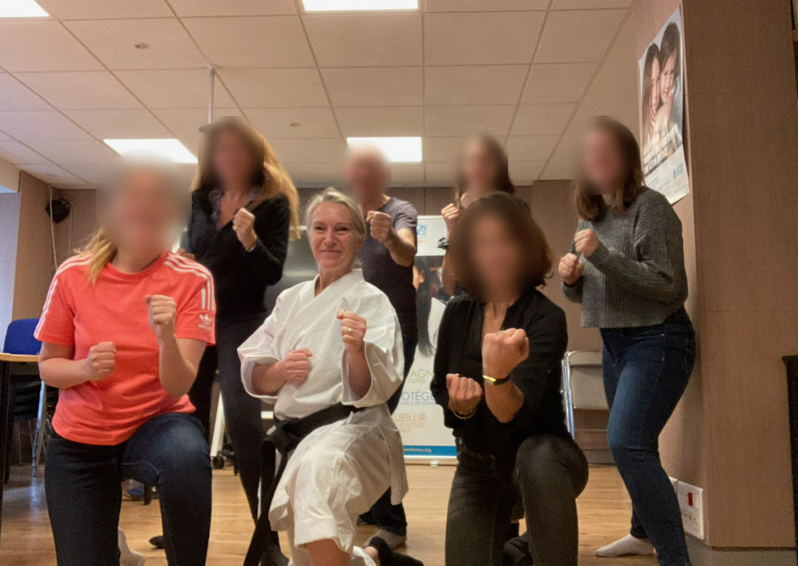 Initiation au karaté en salle avec un groupe de collaborateurs