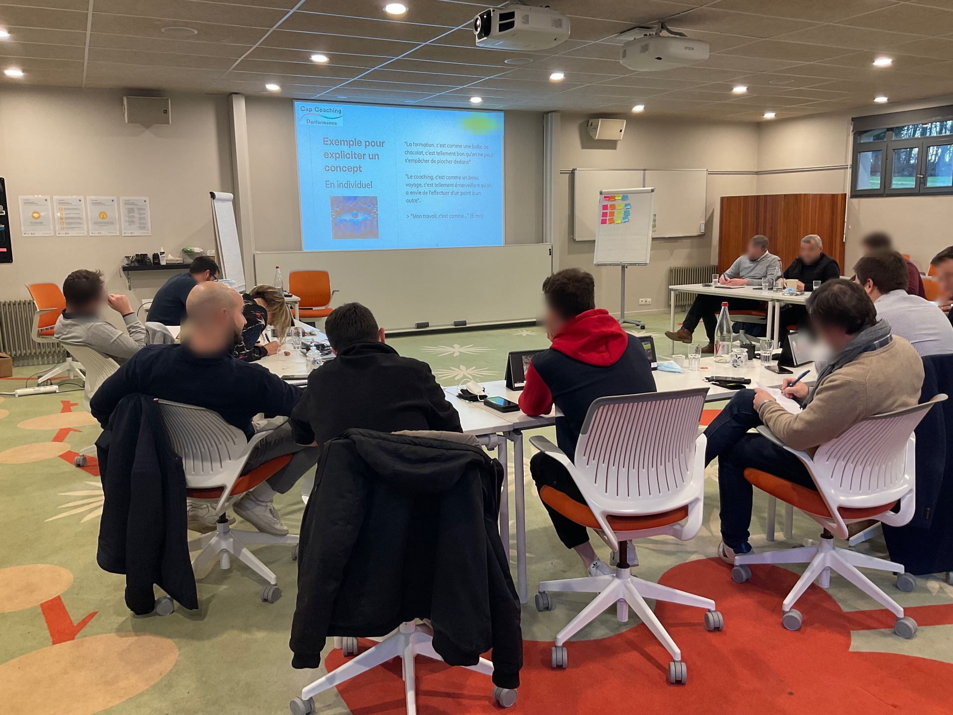 Formation en salle avec projection et travail en binômes