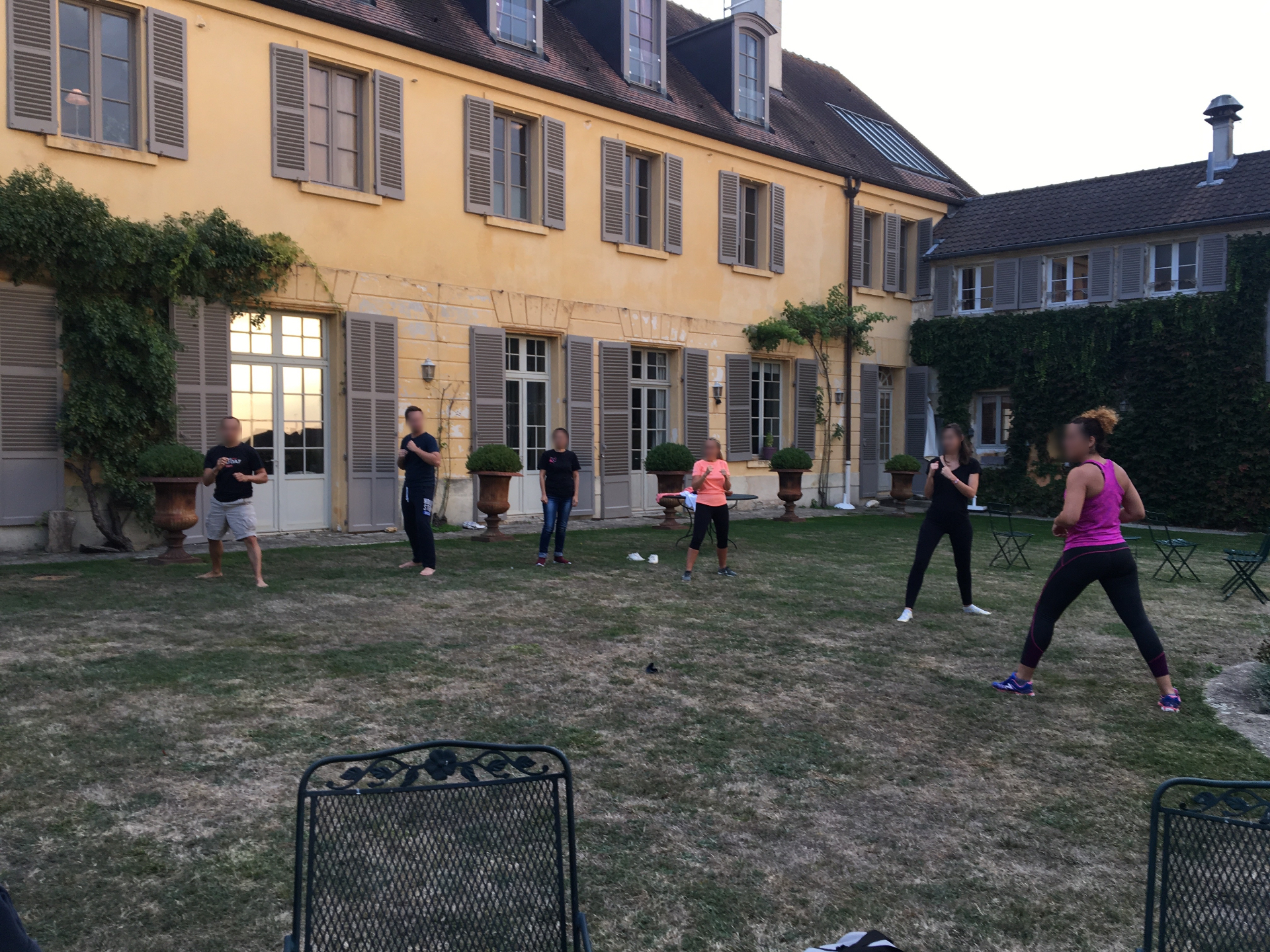 Initiation au karaté en extérieur dans un jardin