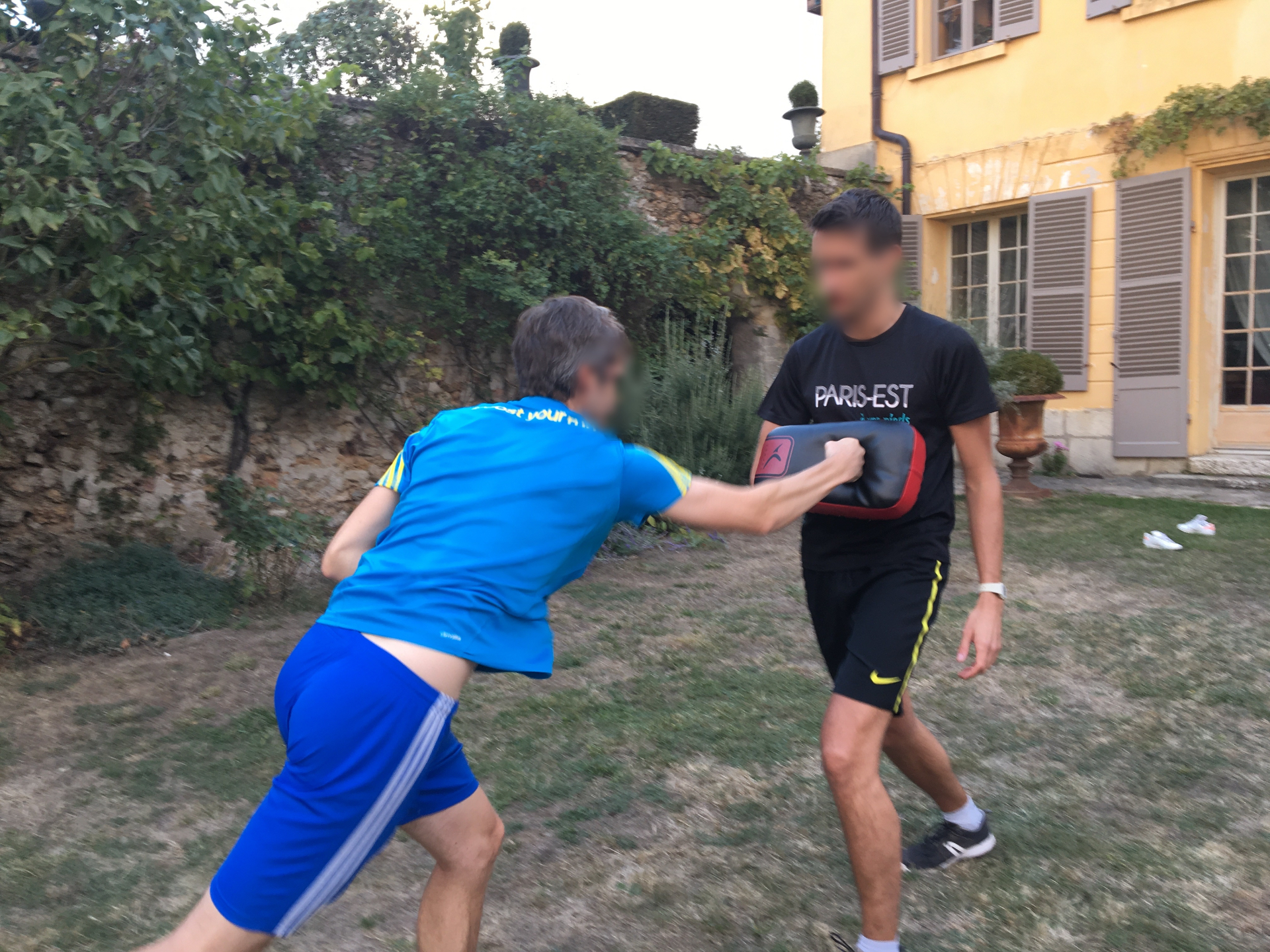 Exercice de frappe sur bouclier lors d'une activité ludique d'équipe
