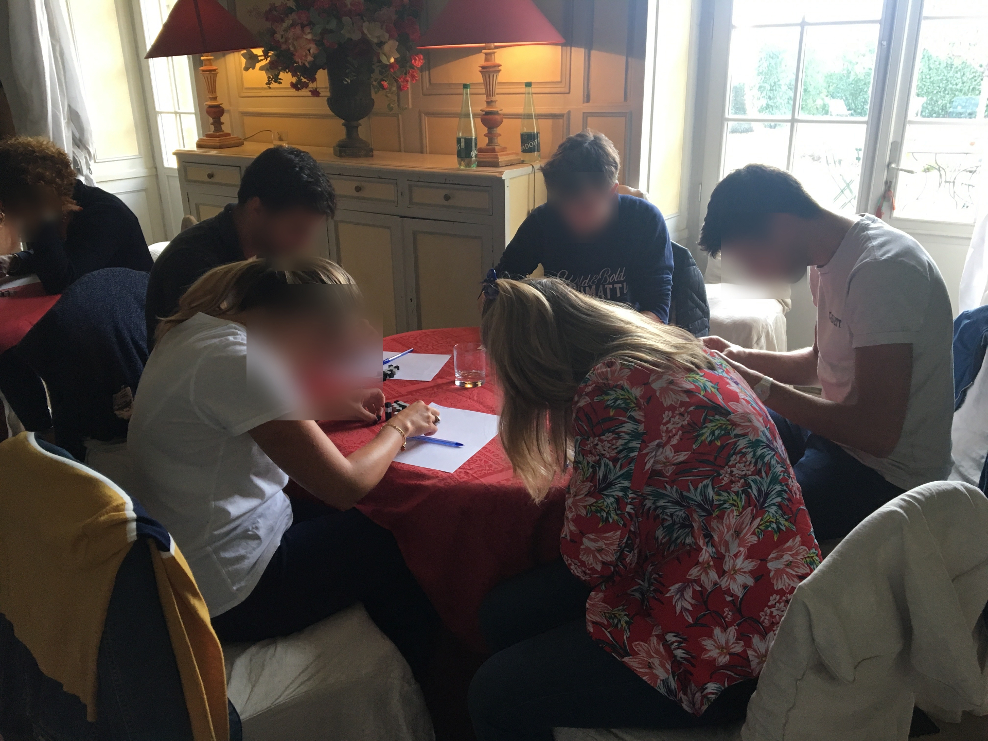 Atelier en sous-groupe autour d'une table dans un salon de séminaire